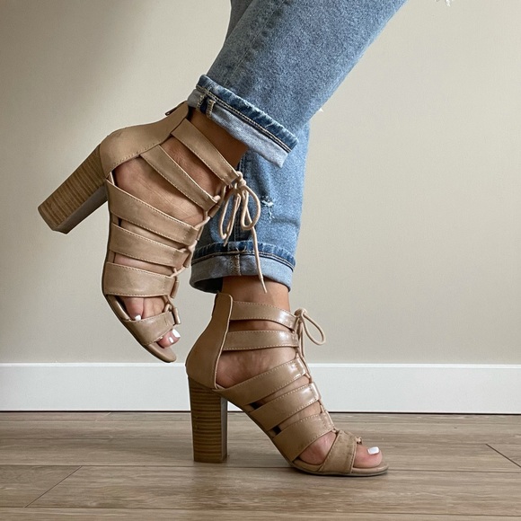 SUPER CUTE HEELS - Picture 2 of 2